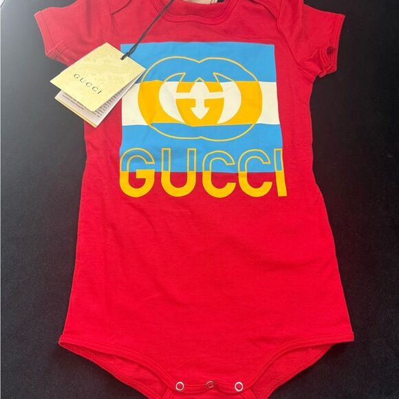Brand new baby Gucci Red Onesie with Yellow and Blue Gg Logo 12/18 months - Picture 1 of 6